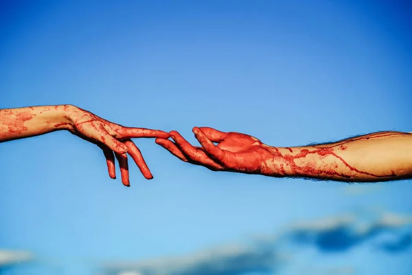 Mãos zumbis sangrentos com sangue vermelho no céu azul — Fotografia de Stock