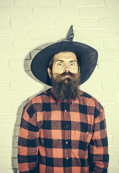 Cadılar Bayramı adam uzun sakal ve sürpriz yüz