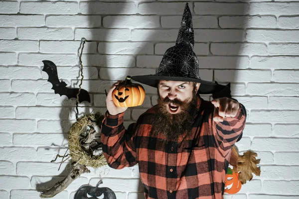 Hipster di Halloween con volto arrabbiato in cappello da strega — Foto Stock