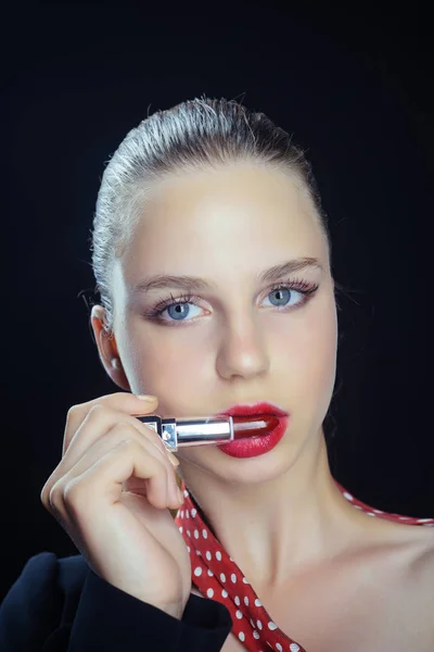 Dziewczyna stosowania szminka — Zdjęcie stockowe