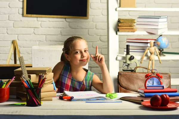 Menina tem uma ideia nova ao fazer lição de casa: conceito de infância — Fotografia de Stock