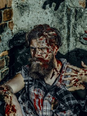 Cadılar Bayramı zombi adam kanlı eller germe