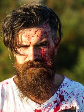 ciddi kanlı yüzüne uzun sakallı zombi adam sakallı