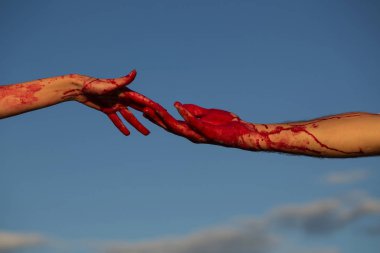 Mavi gökyüzü kırmızı kanlı kanlı zombi eller
