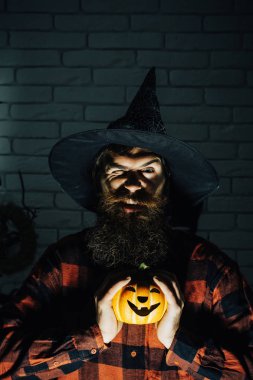 Cadılar Bayramı hipster cadı şapka ve ekose gömlek göz kırpıyor