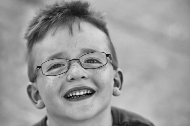 çocuk çocuk baktı