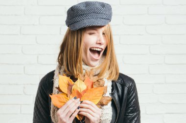 şapkalı şık saç ile mutlu modeli.