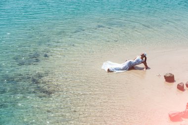 Gelin güneşli deniz manzarası üzerinde