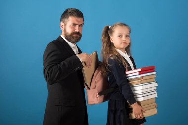 Sınıf ve alternatif eğitim kavramı. Sakallı adam