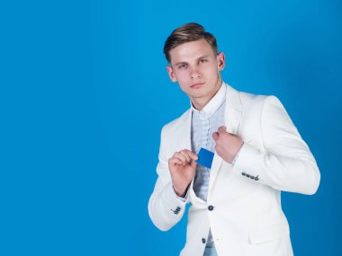 Adam iş veya banka kartı gizleme