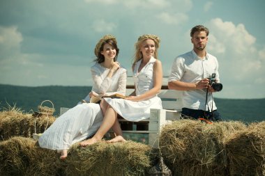 Mutlu kadın veya kız bankta kitap okuma