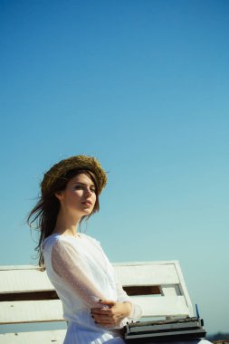 Mavi gökyüzü daktiloda yazarak kadın