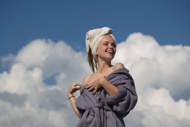 Çıplak omuz güneşli günde güneşlenme ile model