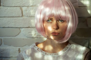 Sevimli yüzü beyaz tuğla duvar ile model