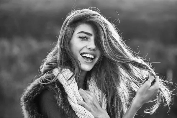 örme eşarp ile kız