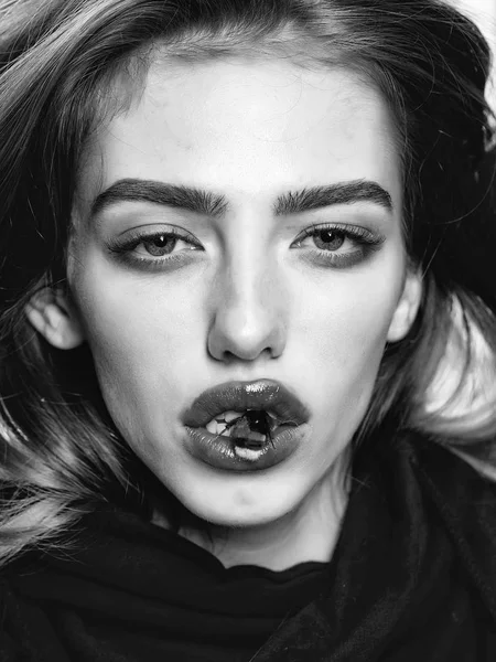 yüzünde arı ile model