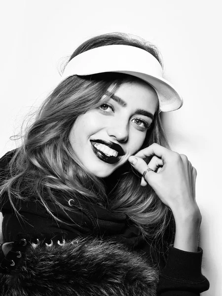 Bayan ya da spor şapkalı uzun saçlı kadın