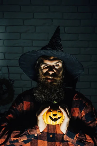 Cadılar Bayramı hipster cadı şapka ve ekose gömlek göz kırpıyor