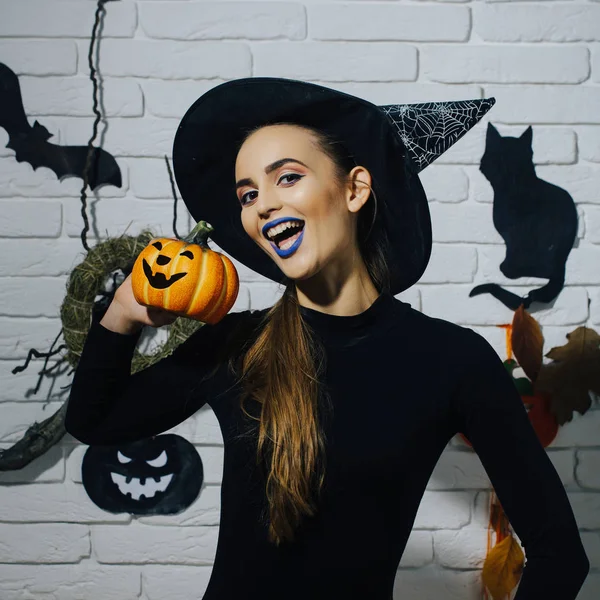 Halloween fille souriant en chapeau de sorcière et body noir — Photo