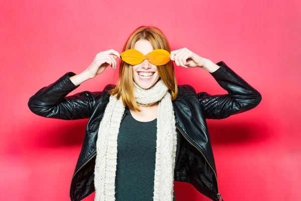 Fularlı şık saç modeliyle gülümseyen.