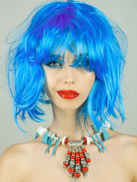 Etnik takı parlak yapay saçlı kız.