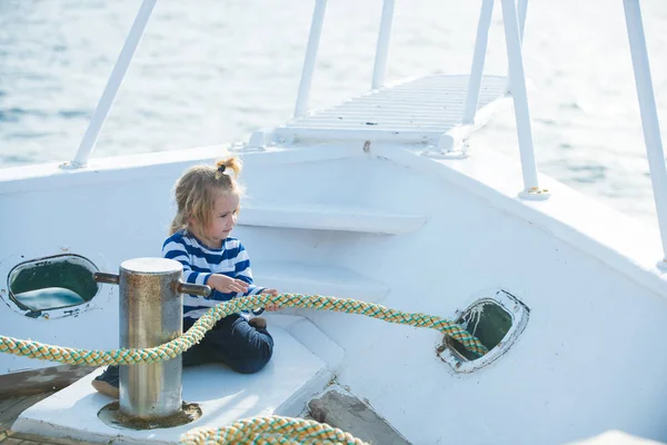Garçon enfant jouer avec corde sur yacht — Photo