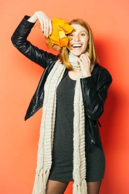 Kadın deri ceketli sonbahar yaprakları ile.