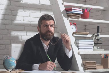 Beyaz tuğla duvar arka plan üzerinde sakallı