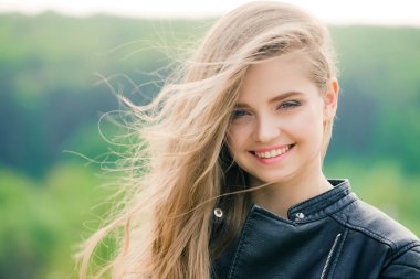 Moda model arka plan bulanık üzerinde