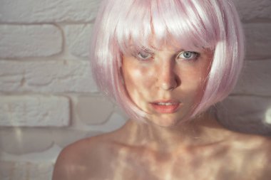 Beyaz tuğla duvar çıplak omuzlarına ile model