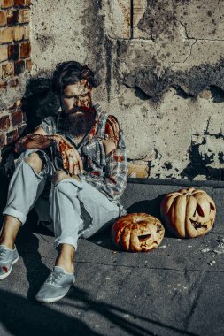 Cadılar Bayramı adam ve asfalt parke üzerinde kabaklar