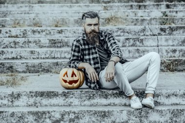 Cadılar Bayramı hipster taşlı merdivenlerde oturan