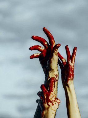 Gri gökyüzü arka plan üzerinde Halloween zombi eller