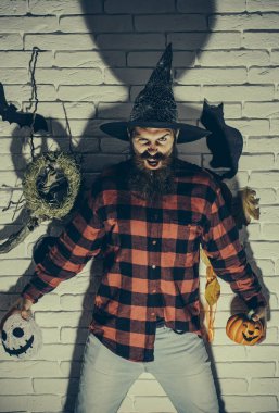 Cadılar Bayramı Sihirbazı korkunç yüzünü kabak ve hayalet kafa tutan ile