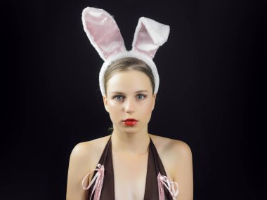 Kadın kırmızı giyen tavşan kulakları dudakları