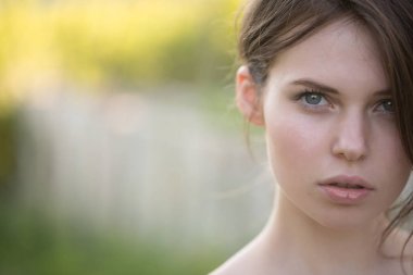 Çıplak omuz ile güneşli günde model