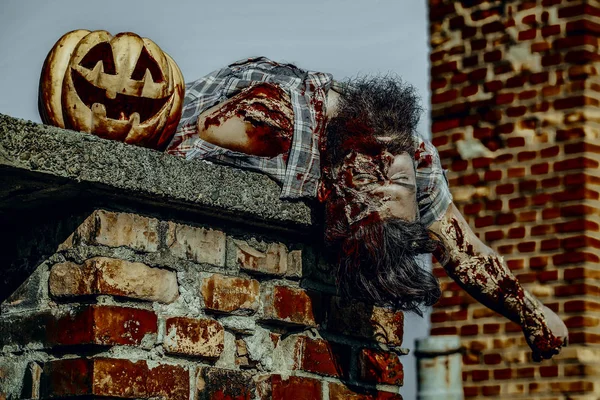 Homem zumbi Halloween e jack o lanterna — Fotografia de Stock