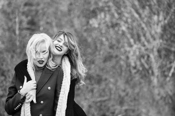 Meninas em cachecol ao ar livre — Fotografia de Stock