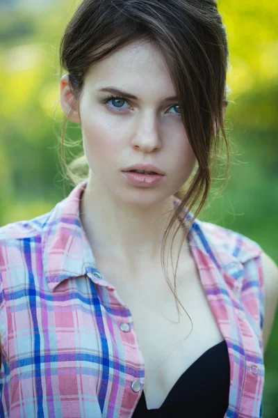 Doğal zemin üzerine poz kız.