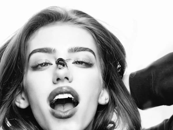 yüzünde arı ile güzellik