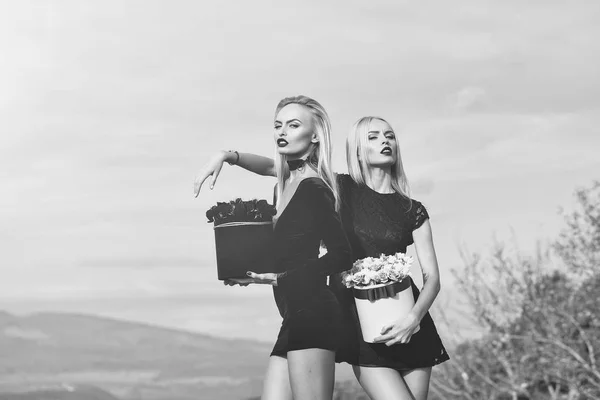 Niñas con flores en caja —  Fotos de Stock