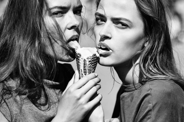 Pareja de chicas comiendo helado —  Fotos de Stock