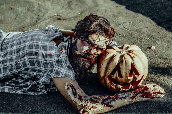 Halloween hipster zombie con sangue rosso sulla pavimentazione asfalto — Foto Stock