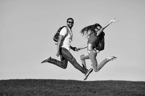 Pareja de saltos y gente feliz — Foto de Stock