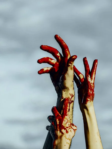 Halloween mâinile zombie pe fundal cer gri — Fotografie, imagine de stoc