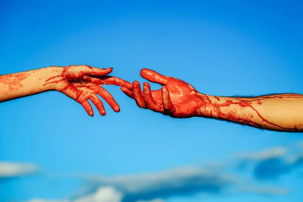 Sangrientas manos zombi con sangre roja en el cielo azul — Foto de Stock