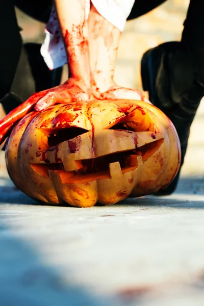 Kanlı erkek elleri ile geleneksel Cadılar Bayramı Balkabağı