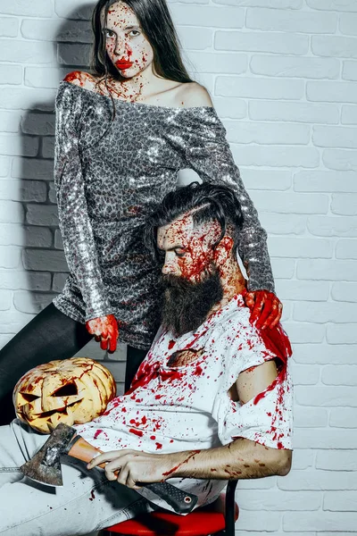 Halloween muž a dívka s rudou krví fleky. — Stock fotografie