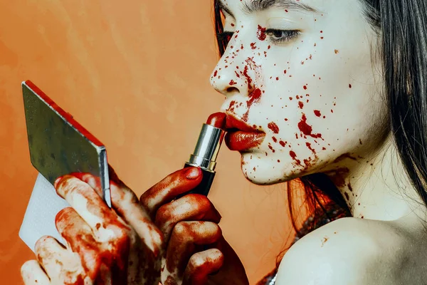 Halloween dívka použití červenou rtěnku make-up — Stock fotografie