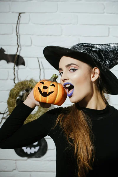 Halloween menina com boca aberta em chapéu de bruxa preta — Fotografia de Stock
